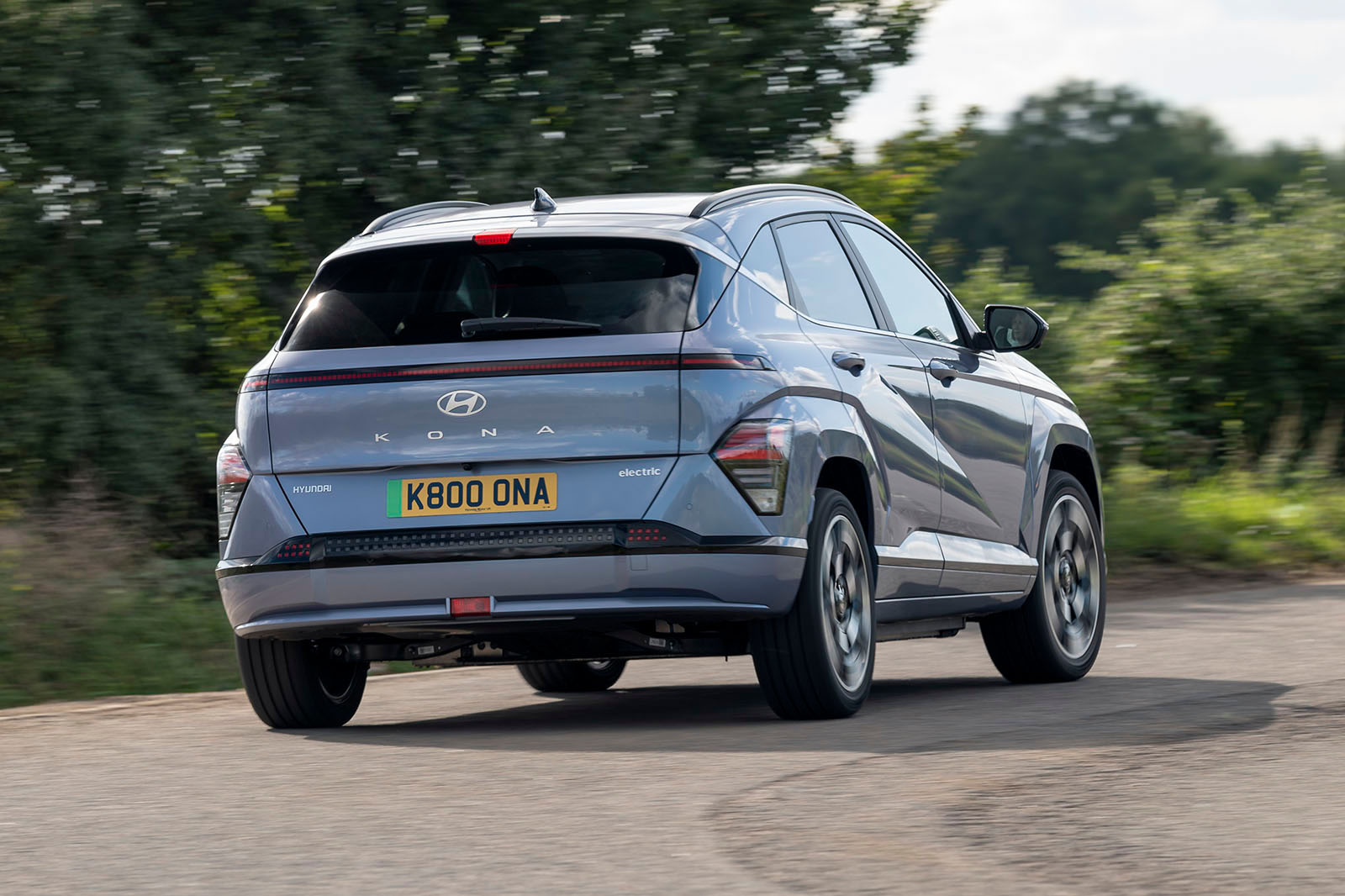 نمای پشت و تست هندلینگ کونا الکتریک