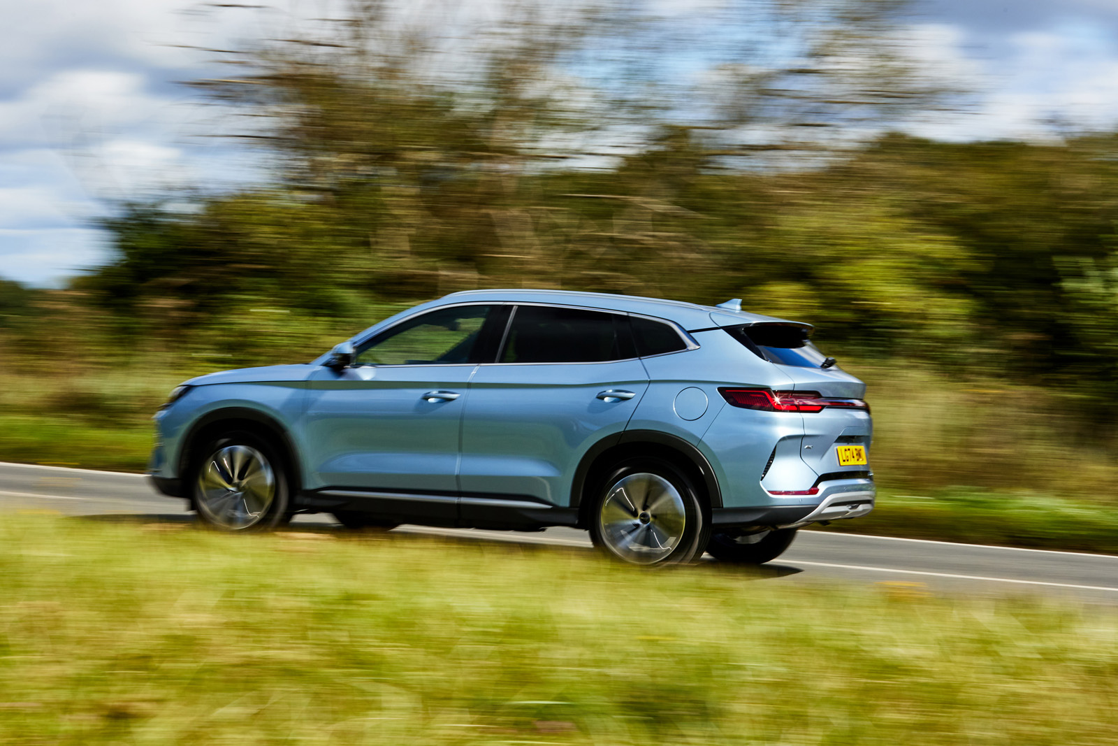 نمای جانبی دینامیک BYD Seal U با طراحی اقیانوسی