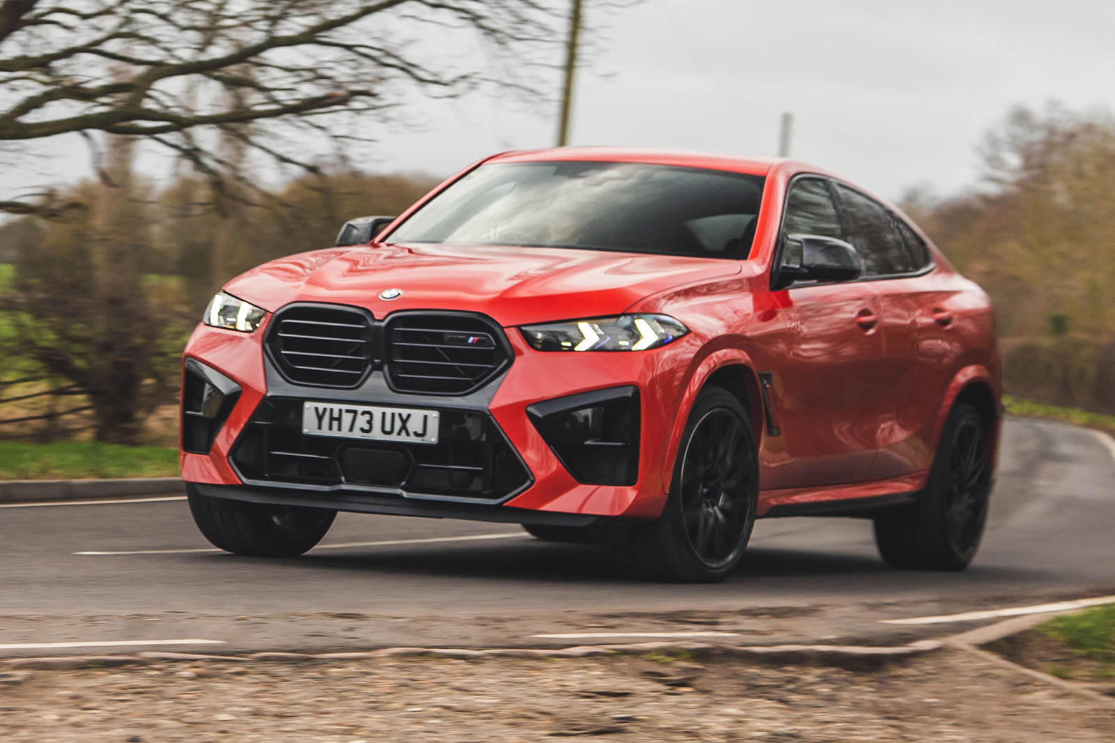 بی ام و X6 M Competition در حال ورود به پیچ با زاویه جلو