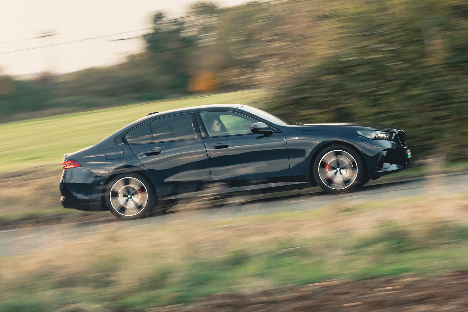 نمای جانبی و طراحی بدنه بی ام و i5