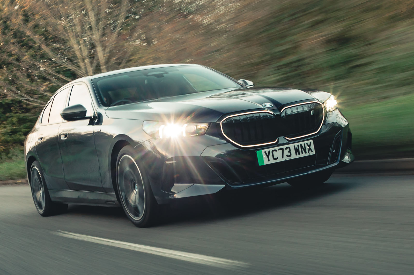 نمای جلو و چراغ های روشن بی ام و i5