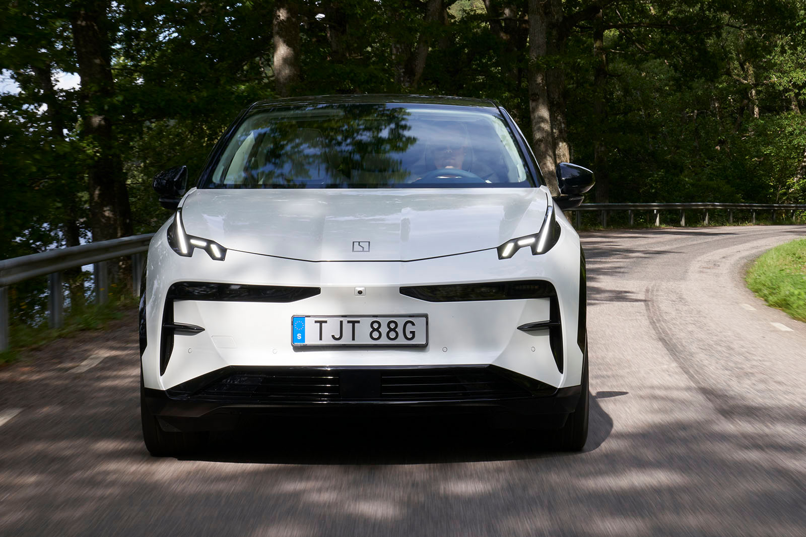 سواری و هندلینگ زیکر X