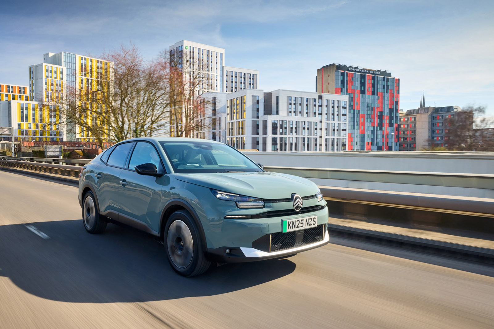 سیتروئن e-C4 X مدل 2025 در جاده