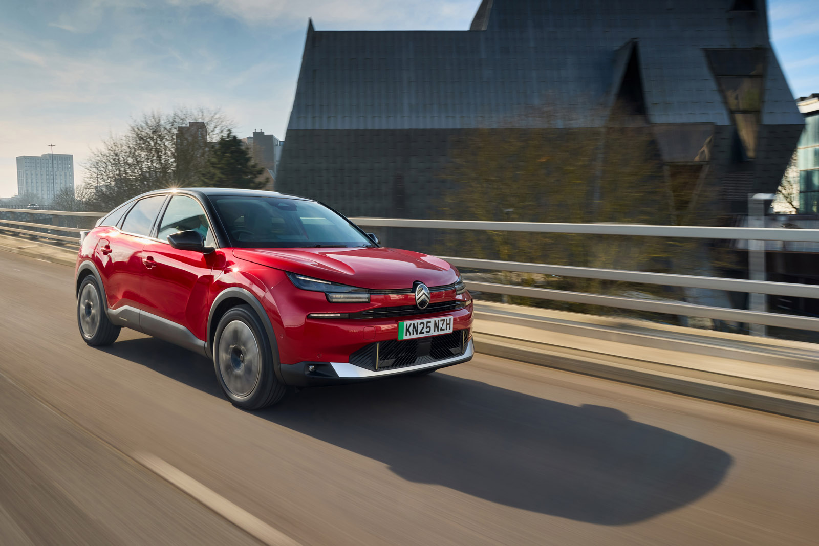 سیتروئن در حال عبور از جاده های جنگلی