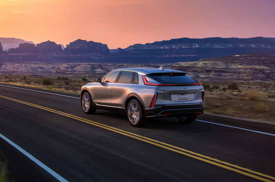 نمای عقب سه رخ کادیلاک لیریک