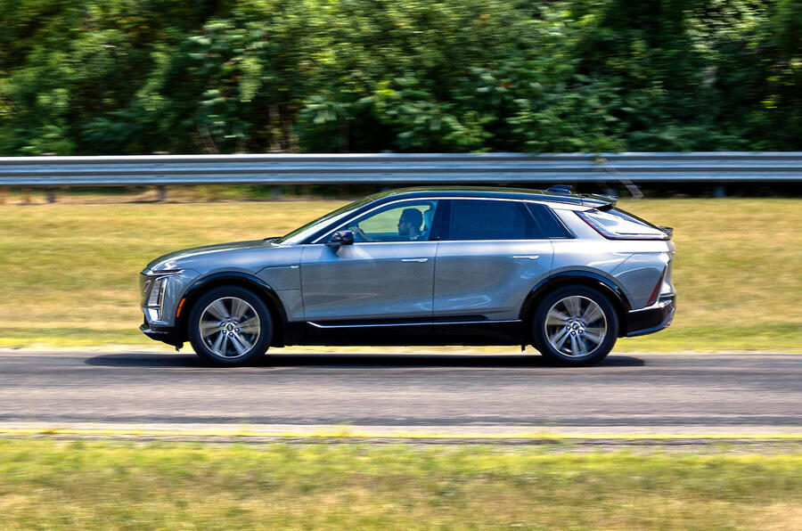 نمای پانوراما کادیلاک لیریک از کنار