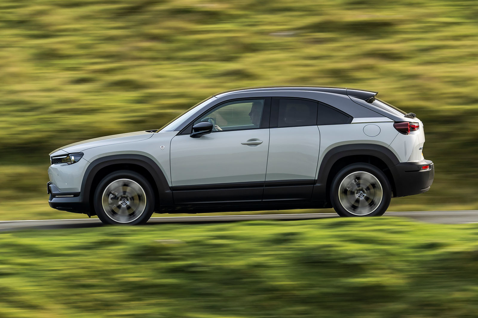 نمای جانبی مزدا MX-30 R-EV در حال حرکت