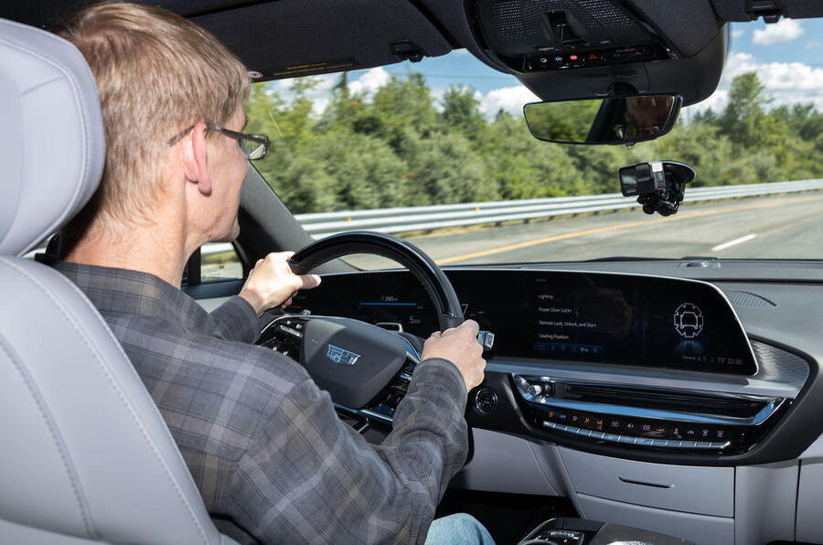 تصویر رانندگی کادیلاک لیریک در حال حرکت