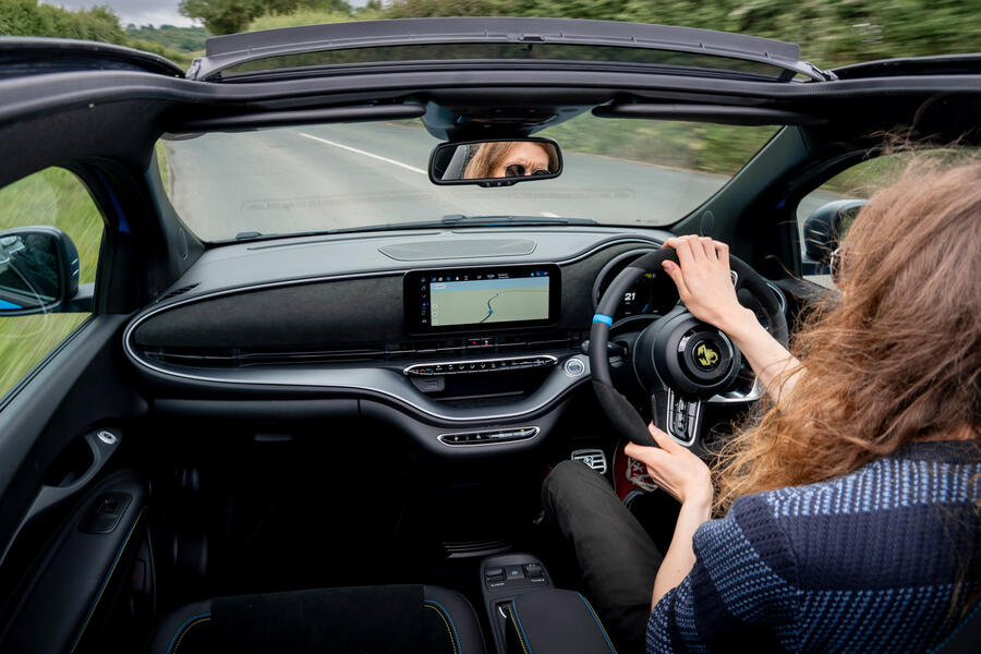 آبارث 500e کانورتیبل در حال رانندگی در جاده بریتانیا