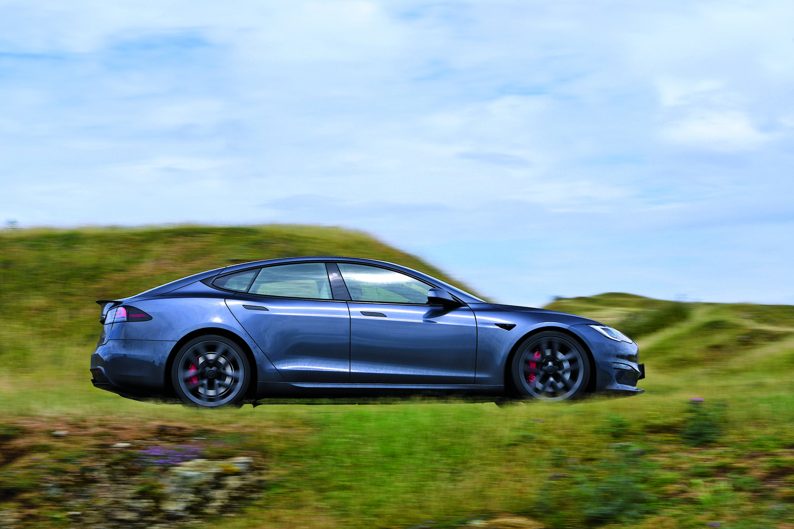 نمای جانبی تسلا مدل S پلد در حال حرکت