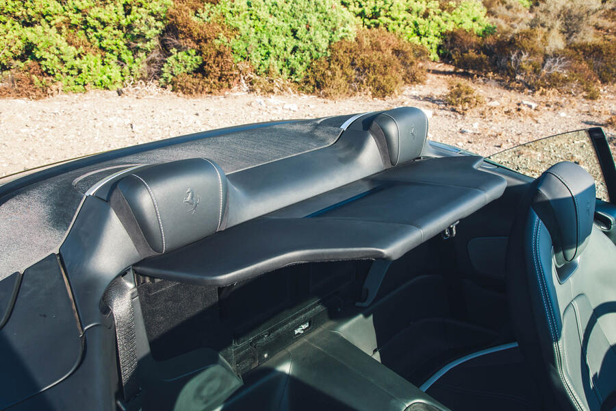 صندلی‌های عقب فراری روما اسپایدر با دیفیوزر باد