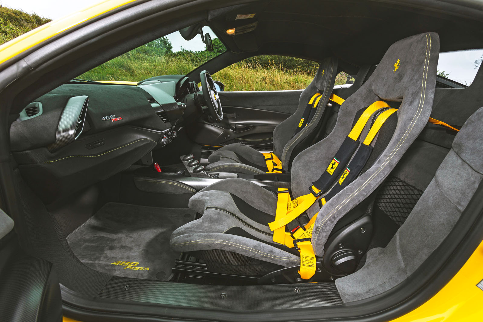 کابین فراری 488 پیستا 2019 در تست رانندگی - فضای داخلی
