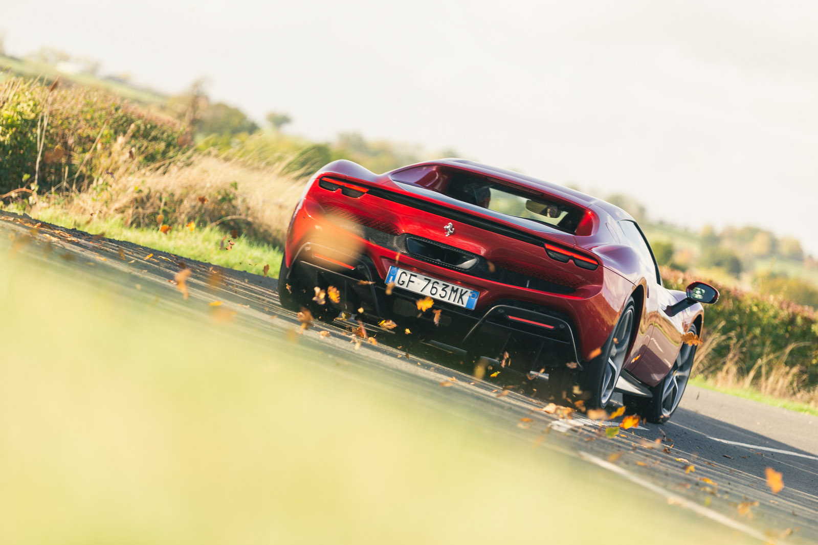 نمای عقب فراری 296 GTB با جزئیات آیرودینامیک