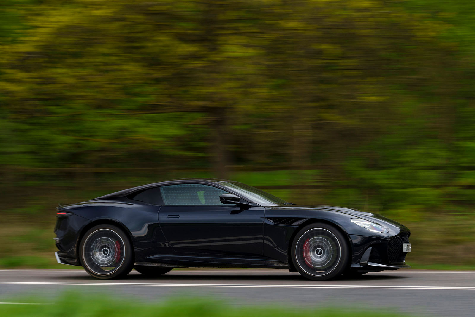 آستون مارتین DBS 770 اولتیمیت در حال شتاب گیری