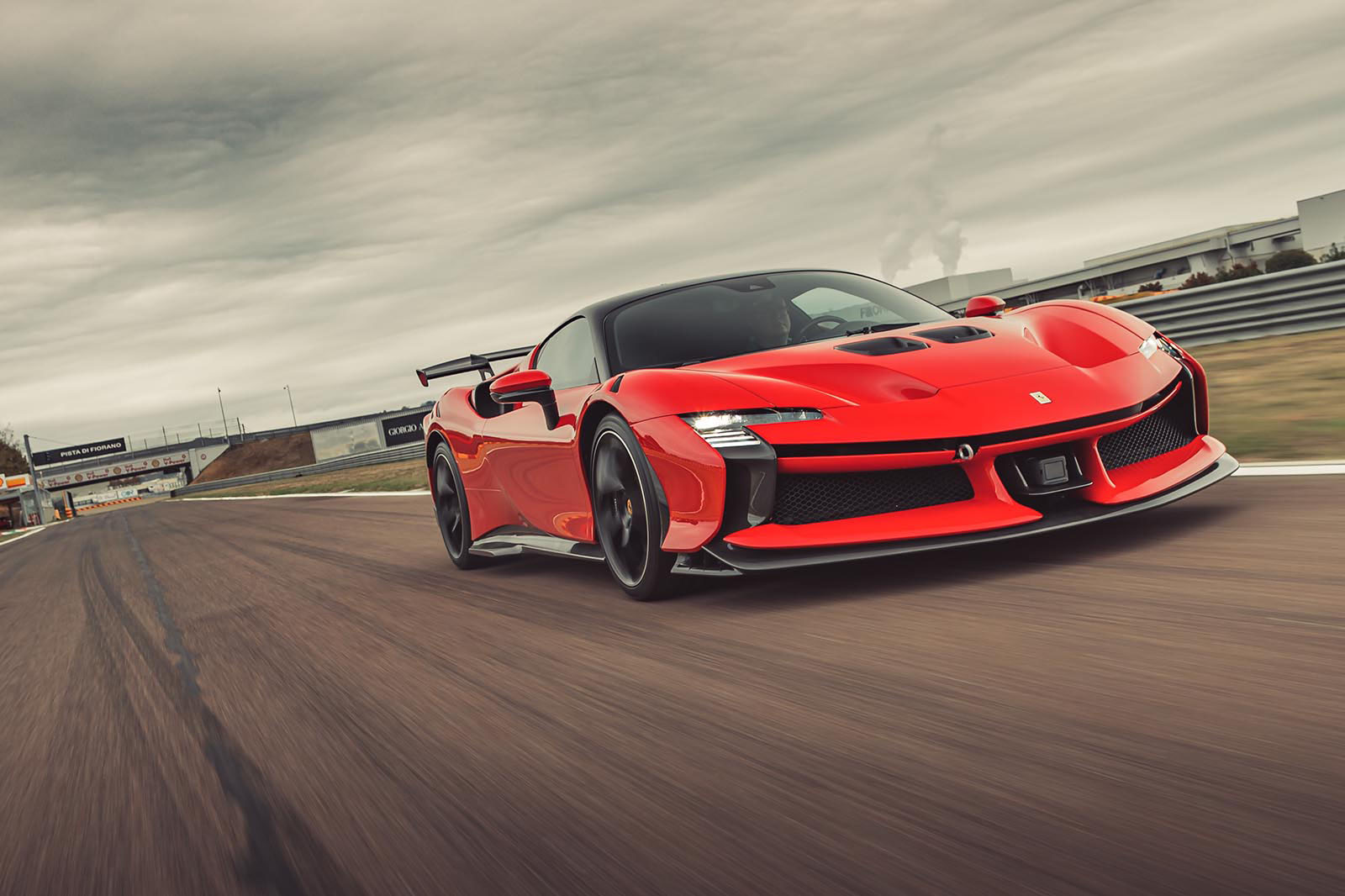 فراری SF90 XX در حال پیگیری جلو