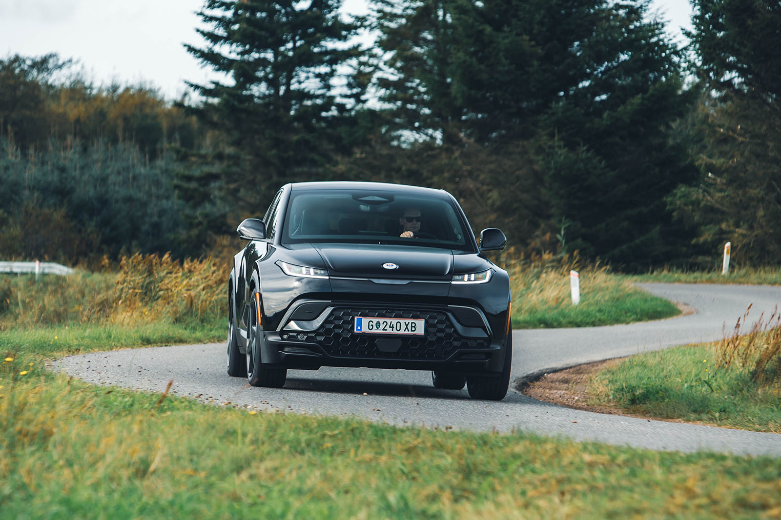 فیسکر اوشن در حال پیچیدن در جاده کوهستانی