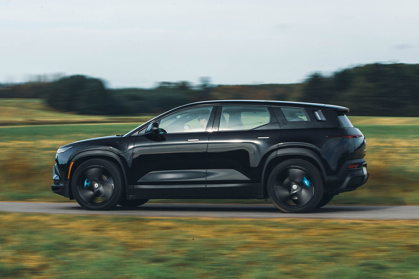 نمای جانبی شاسی بلند برقی فیسکر اوشن