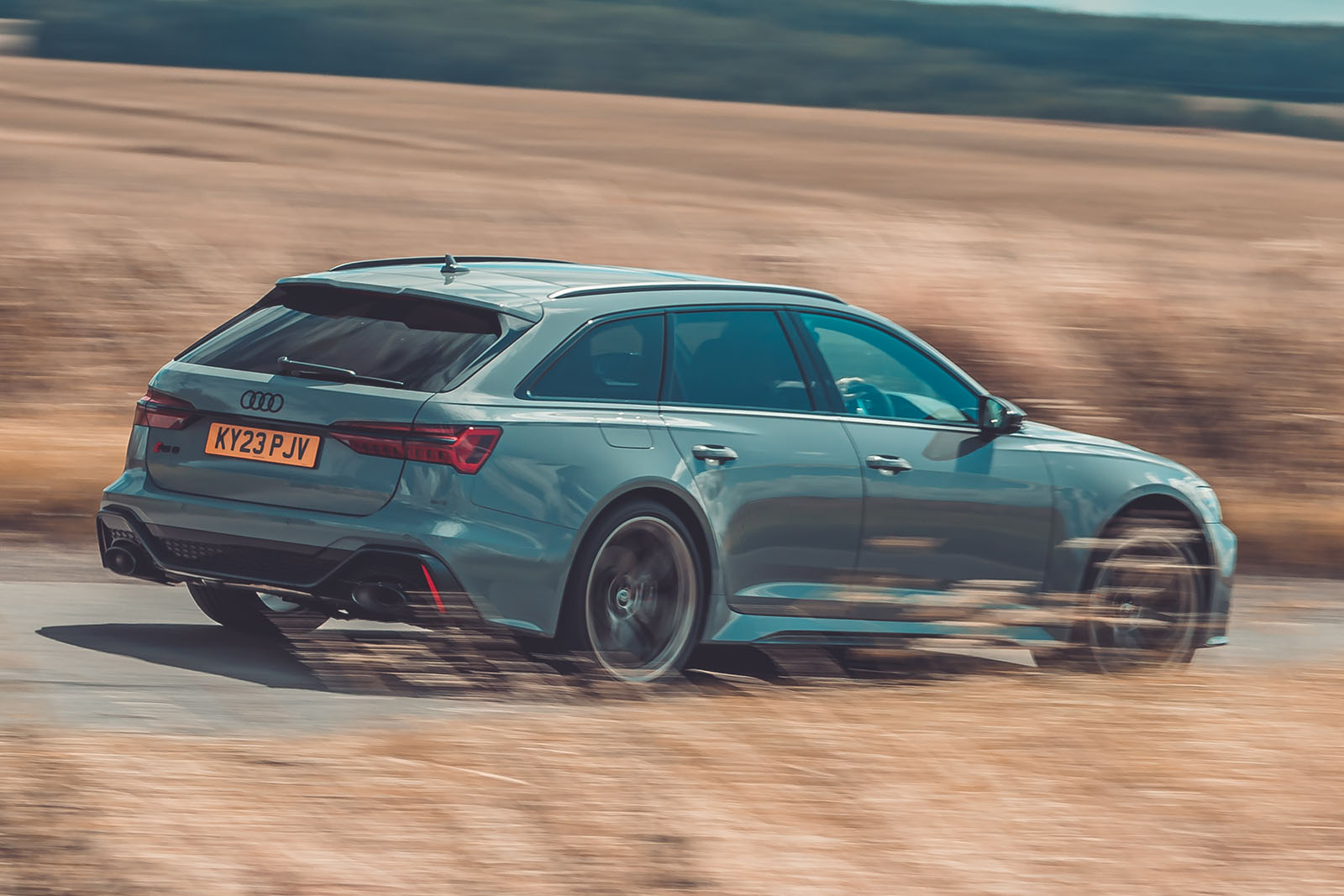 نمای سه رخ عقب آئودی RS6 آوانت