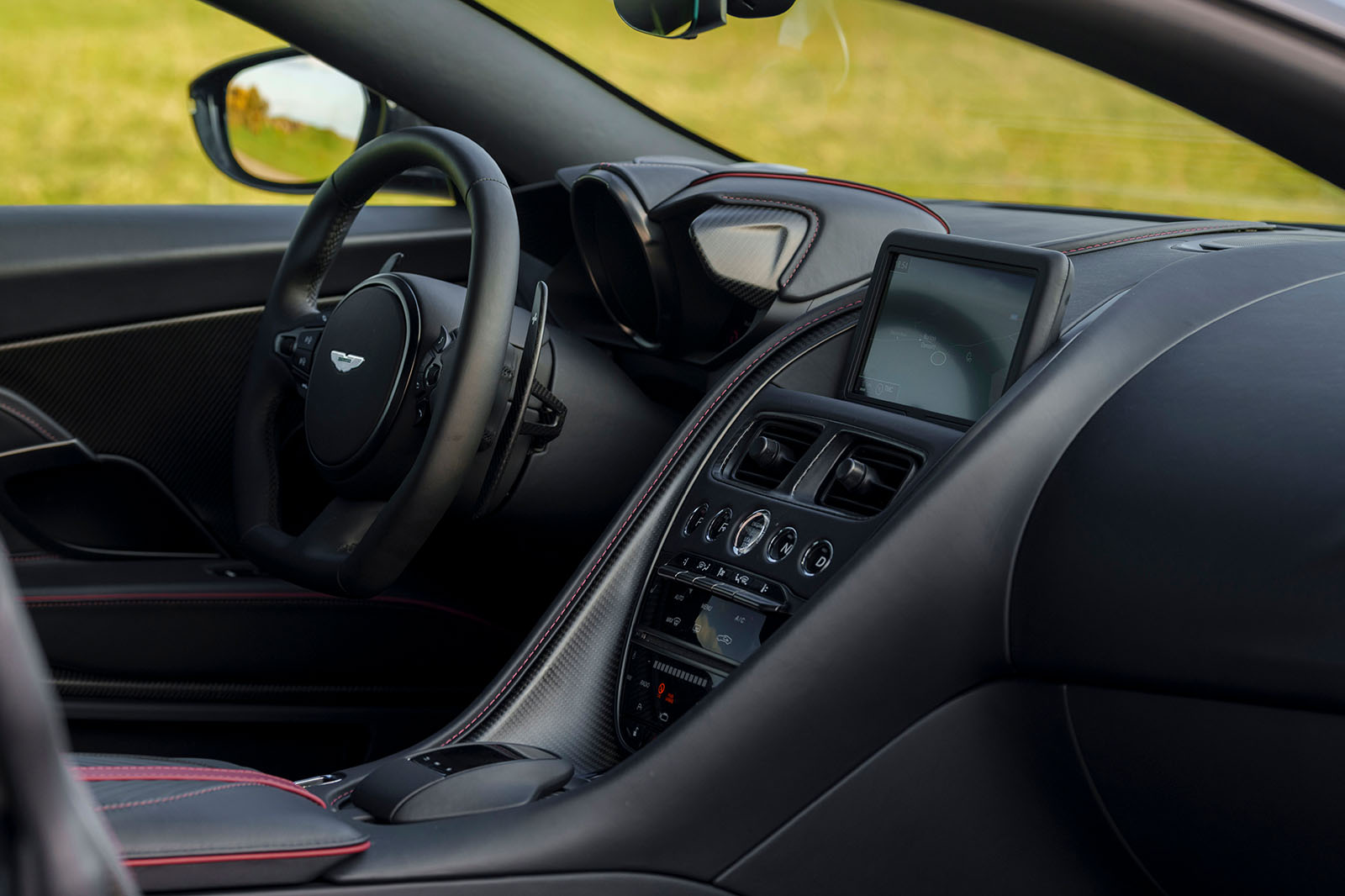 نمای داخلی کابین آستون مارتین DBS 770 اولتیمیت