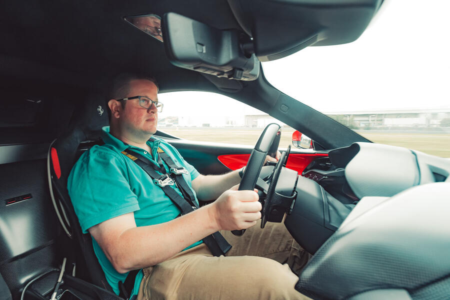 رانندگی با فراری SF90 XX در جاده