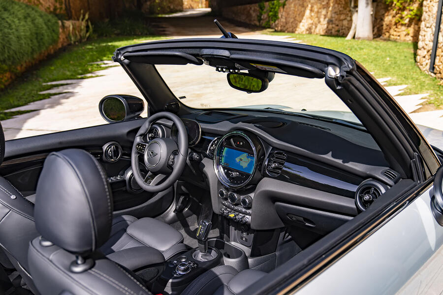 نمای کلی کابین و داشبورد مینی الکتریک کانورتیبل