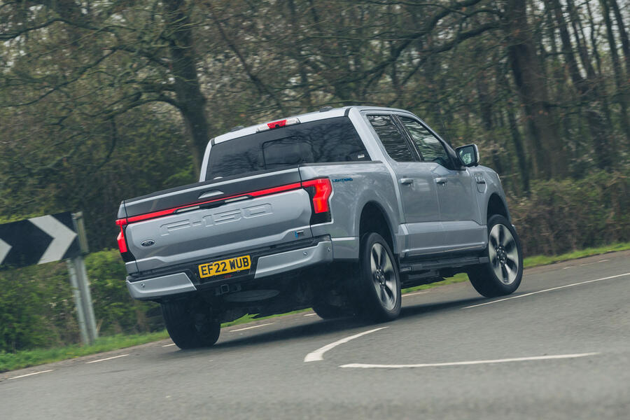 نمای عقب فورد F-150 لایتنینگ 2026 در جاده