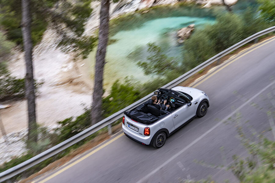 مینی الکتریک کانورتیبل 2026 با سقف باز و نمای جانبی