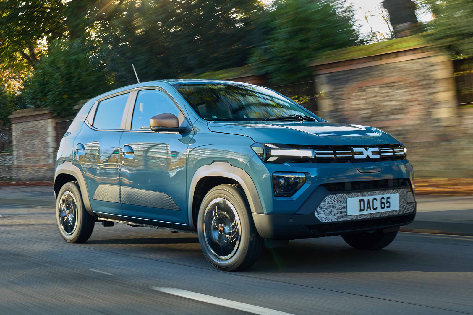 بررسی داچیا اسپرینگ نمای جلو