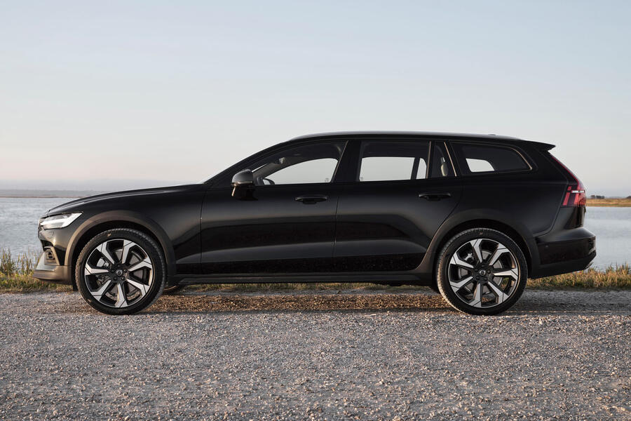 ارتفاع سواری ولوو کراس کانتری نمای جانبی ولوو V60 کراس کانتری در جاده