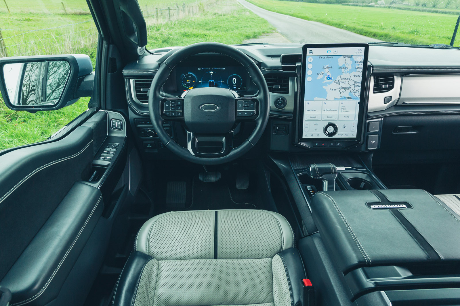 نمای داخلی داشبورد فورد F-150 لایتنینگ