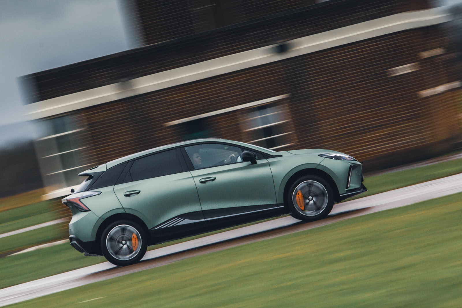 بررسی ام جی 4 ایکس پاور 2025 نمای پننینگ 5