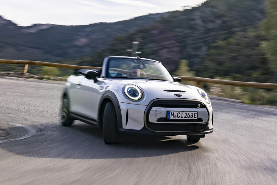 مینی الکتریک کانورتیبل 2026 در حال عبور از پیچ