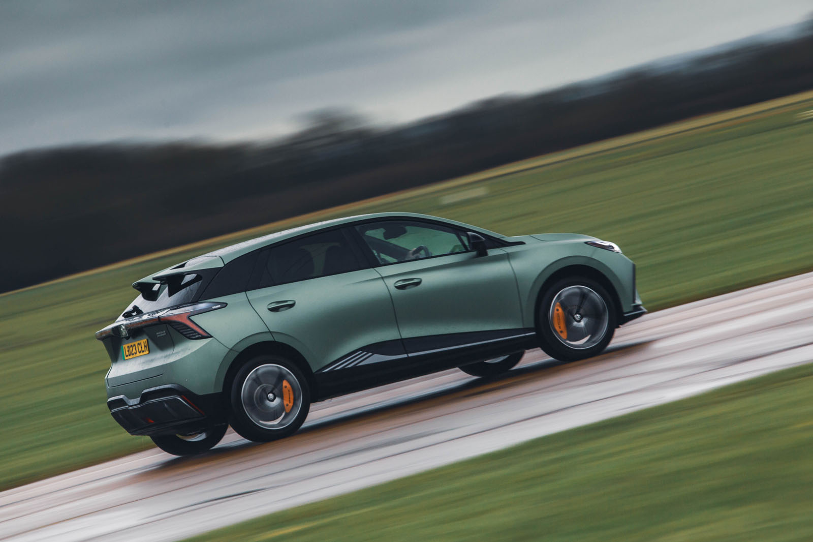 بررسی ام جی 4 ایکس پاور 2025 نمای گوشه عقب 4