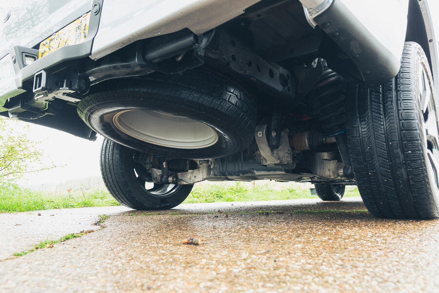 فورد F-150 لایتنینگ 2026 در حال رانندگی در جاده