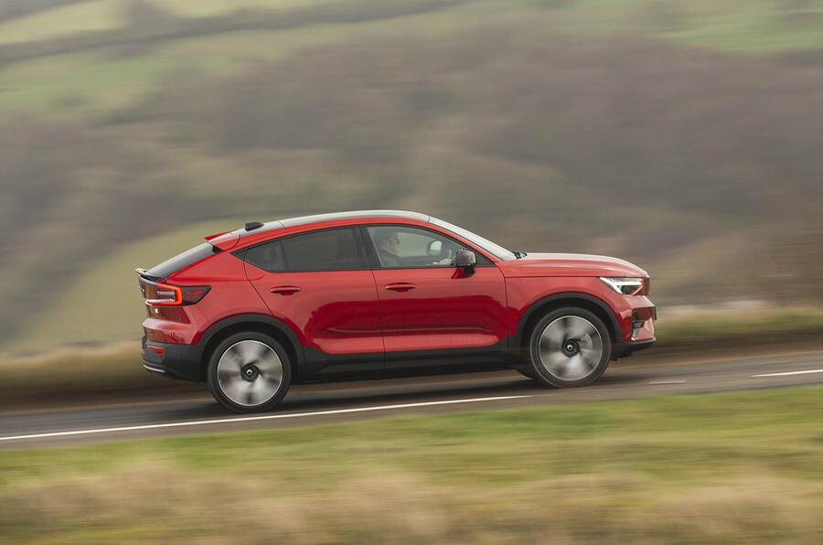 نمای حرکت سریع ولوو c40 ریچارج در جاده