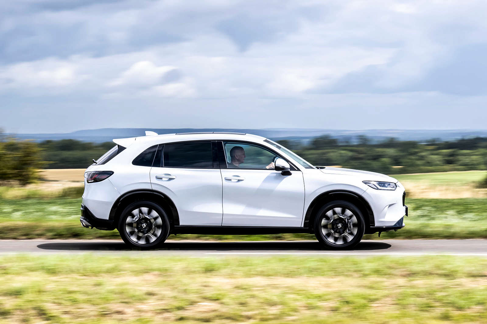 نمای جانبی هوندا ZR-V آبی رنگ در جاده