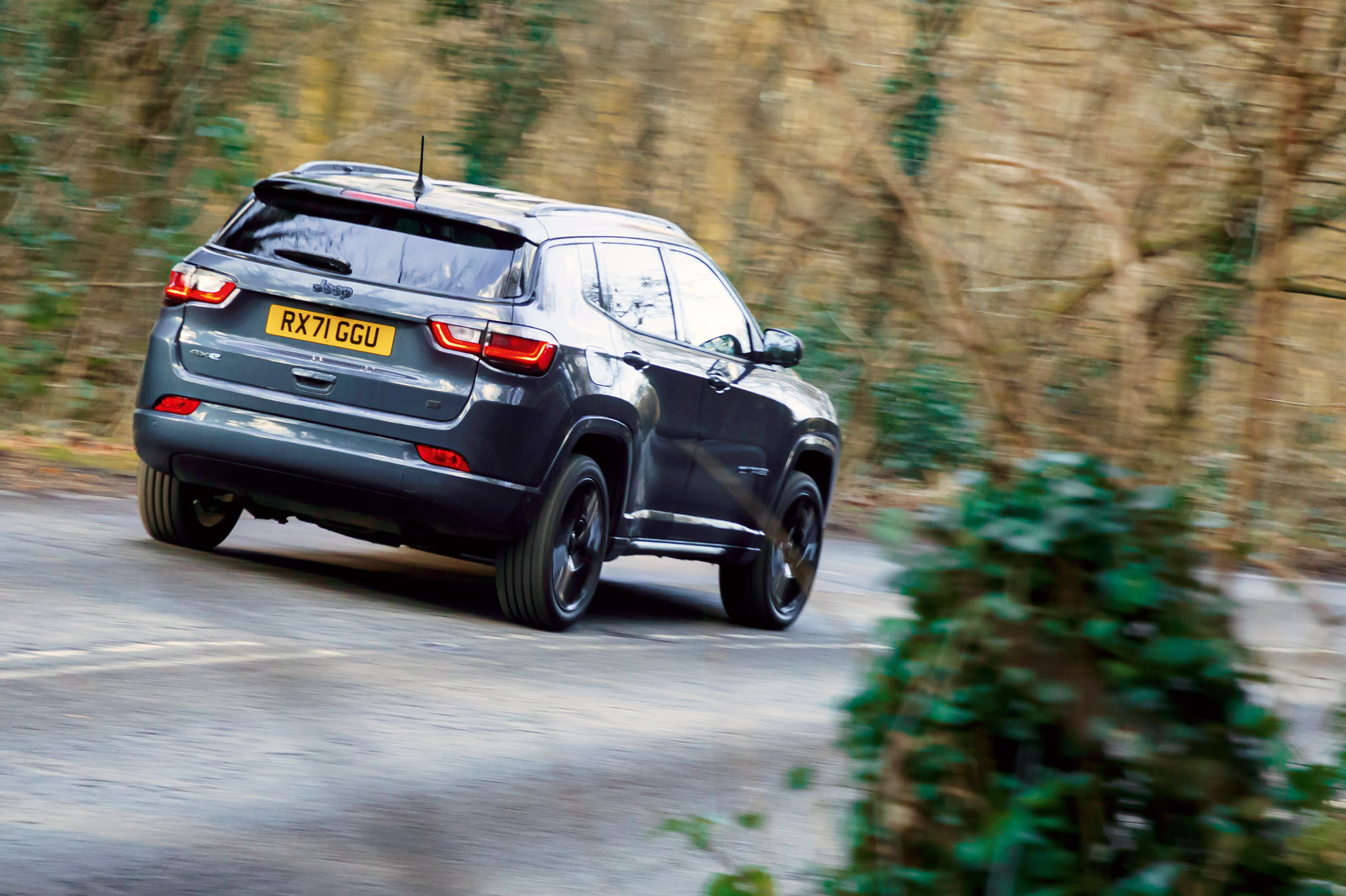 نمای عقب جیپ کامپس 4xe در حال حرکت روی جاده