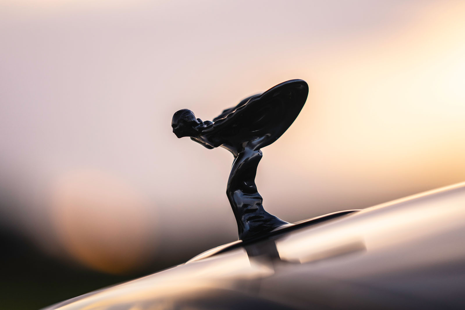 نمای نزدیک روح خلسه روی کاپوت رولز رویس