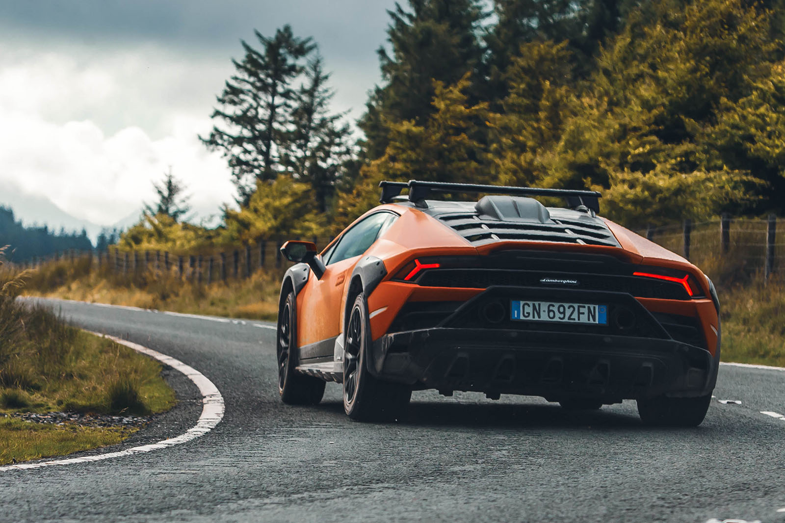 بررسی لامبورگینی استراتو ۲۰۲۴ - پیچیدن با نمای عقب