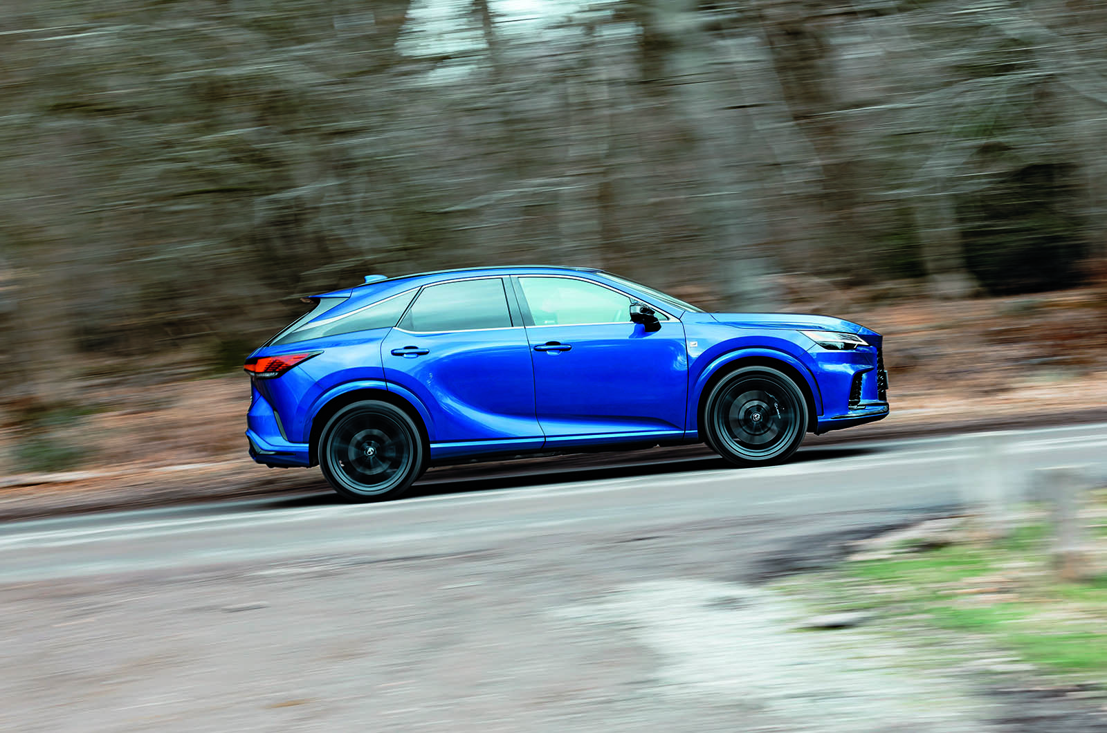 نمای جانبی لکسوس RX 500h در نور روز