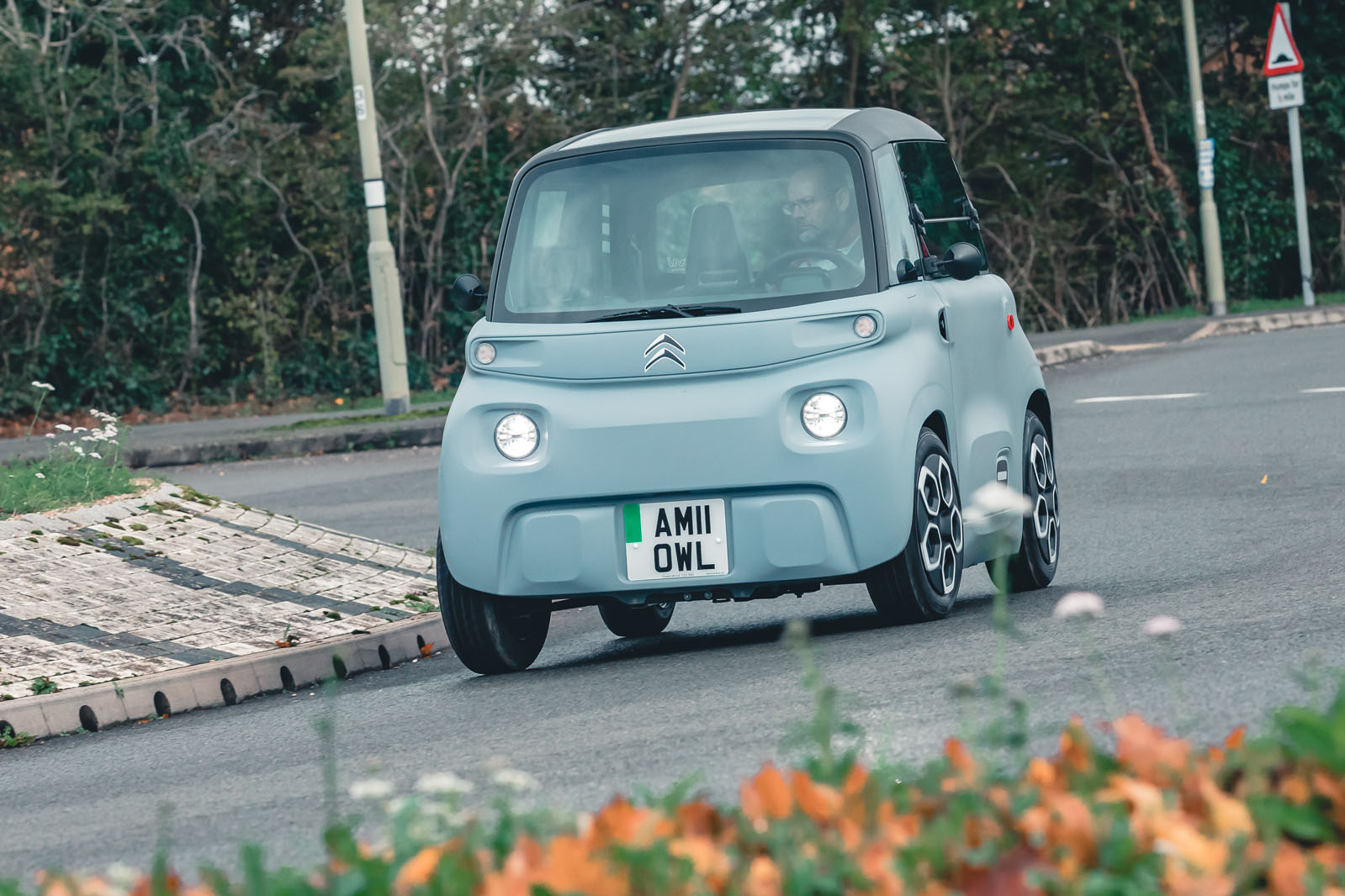 نمای نزدیک از جلو و گوشه خودرو