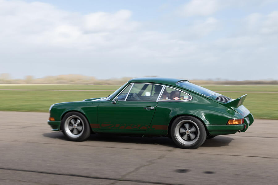 پورشه 911 الکتروژنیک نمای عقب با باله داک تیل