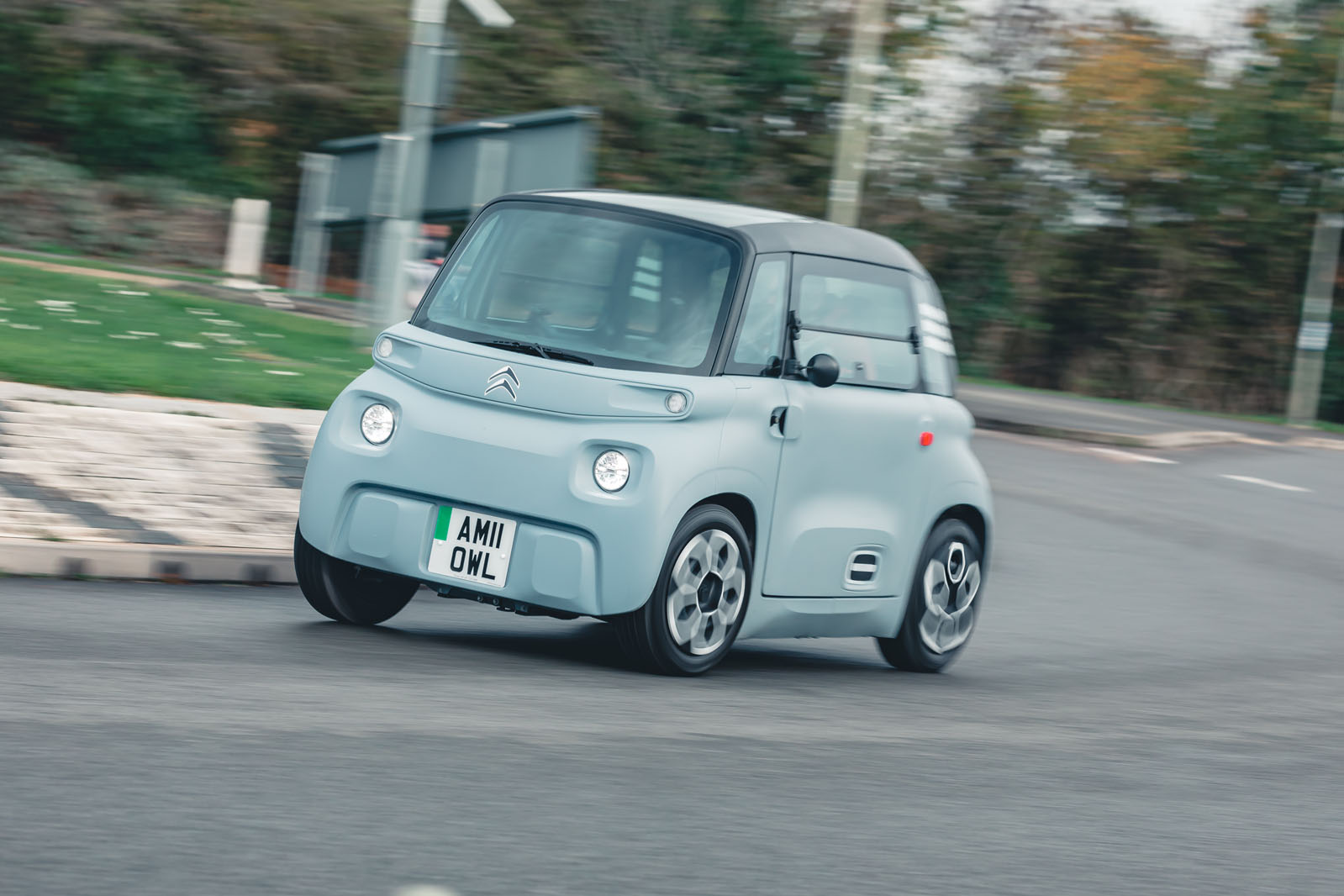 نمای جانبی و گوشه سیتروئن امی با رنگ خاکستری