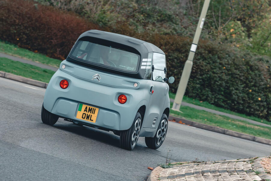 نمای نزدیک از عقب و چراغ های گرد خودرو