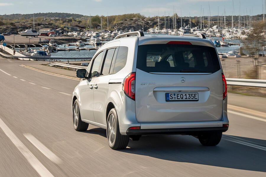نمای عقب مرسدس بنز EQT در حال حرکت در جاده
