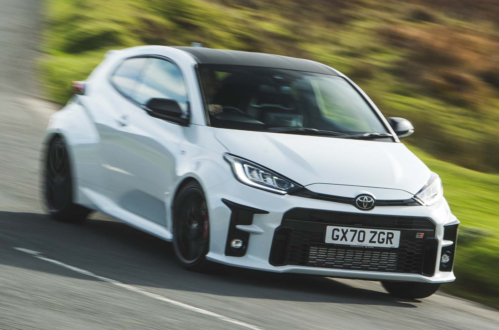 تویوتا GR Yaris ۲۰۲۰ در حال پیچیدن از جلو در جاده