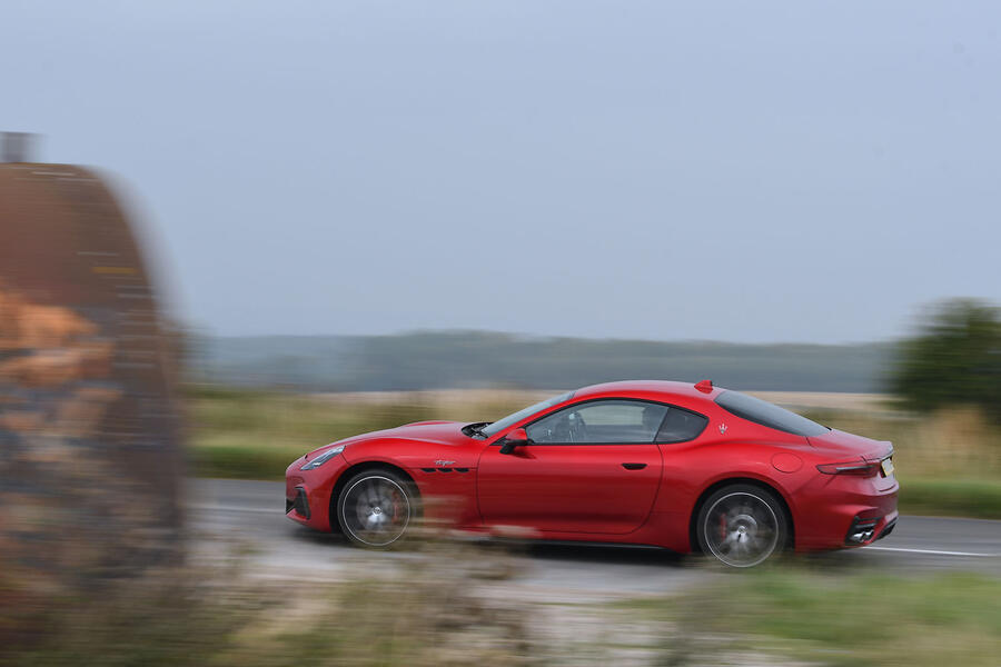 نمای جانبی مازراتی گرن‌توریسمو