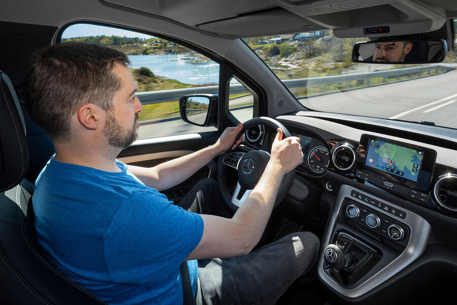 نمای جانبی مرسدس بنز EQT حین رانندگی در جاده