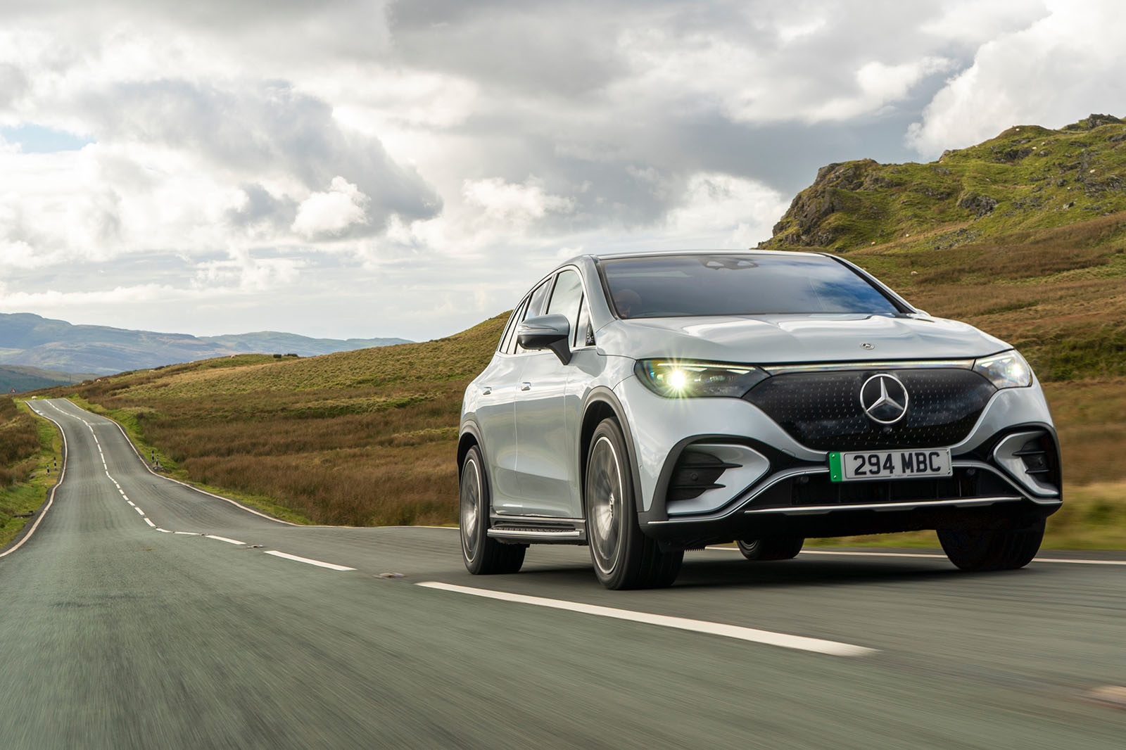 نمای جلوی پایین مرسدس بنز EQE SUV در حال حرکت