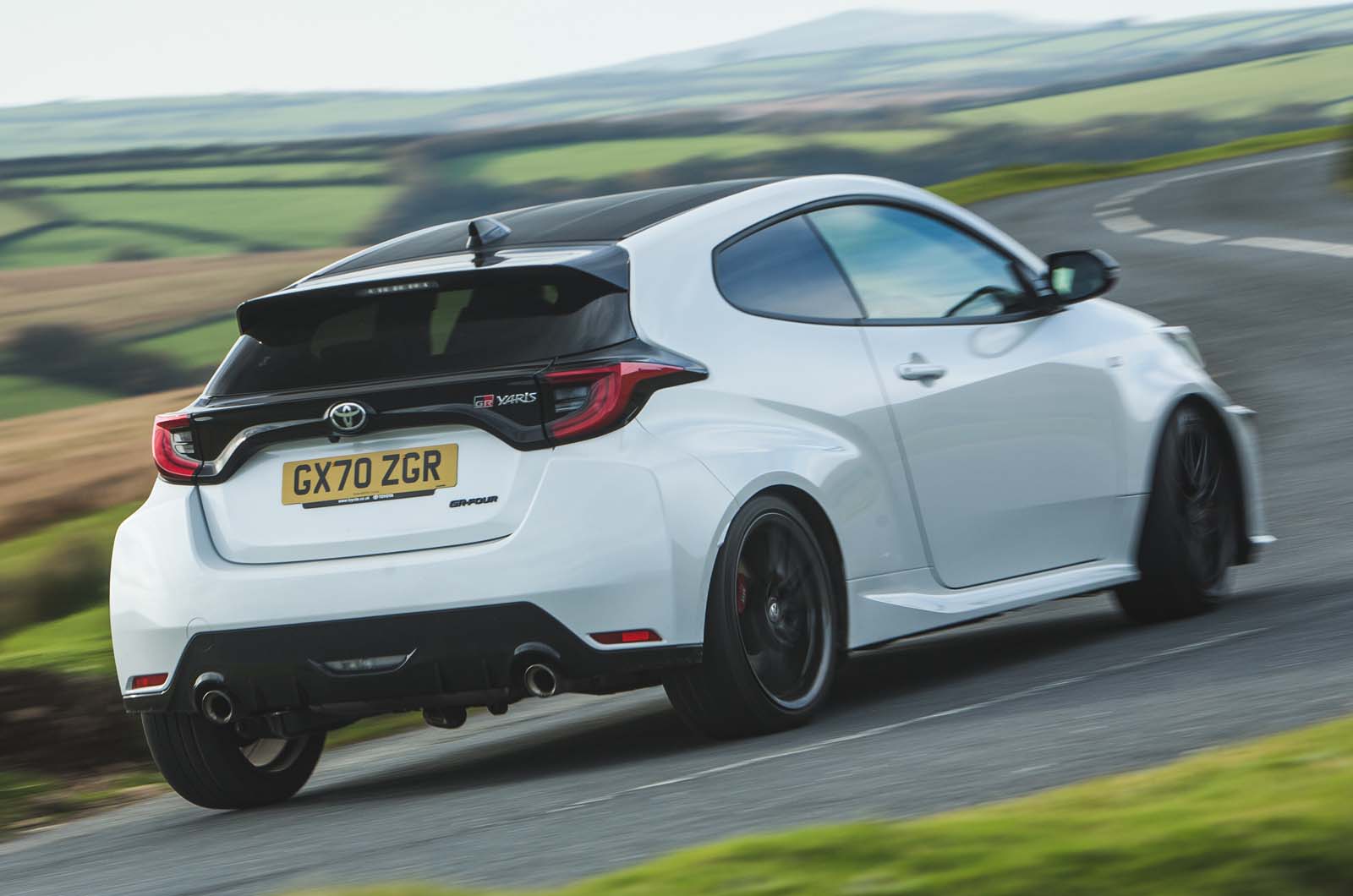 تویوتا GR Yaris ۲۰۲۰ در حال پیچیدن از عقب در جاده